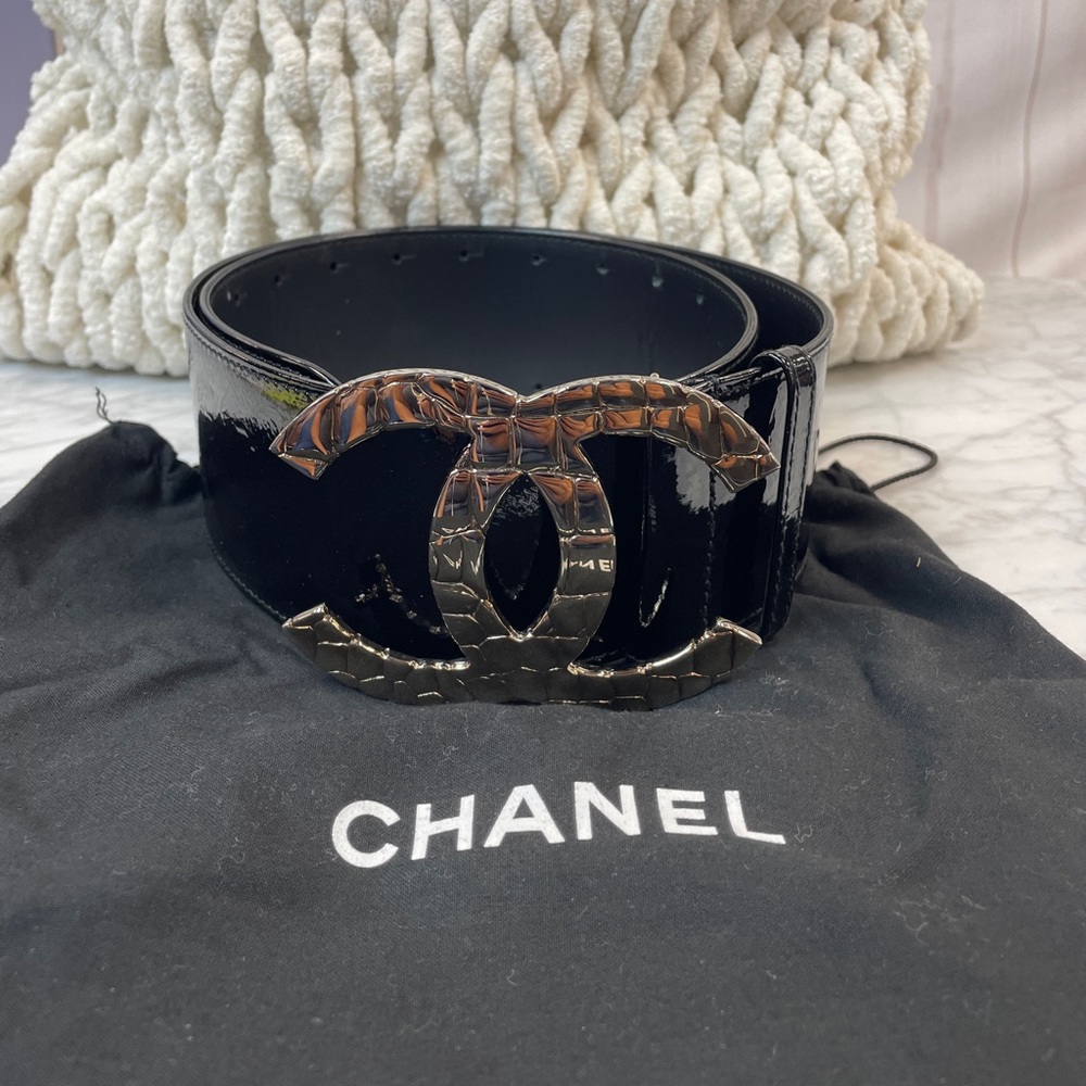 CHANEL Black Patent Leather Belt with Glossy CC Buckle